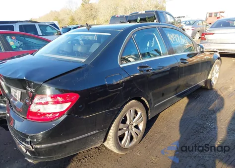 2011 Mercedes-Benz C 300 Luxury 4Matic z USA, uszkodzony, nr VIN WDDGF8BB7BR139038